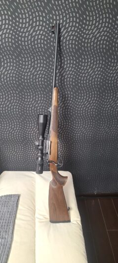 CZ 557 Lux II, cal. 30.06, echipată cu lunetă pentru trageri la distanțe mari Hawke Frontier SF 5-30×56.