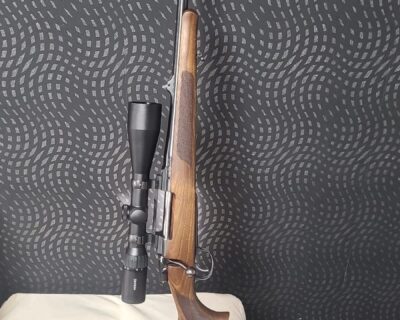 CZ 557 Lux II, cal. 30.06, echipată cu lunetă pentru trageri la distanțe mari Hawke Frontier SF 5-30×56.